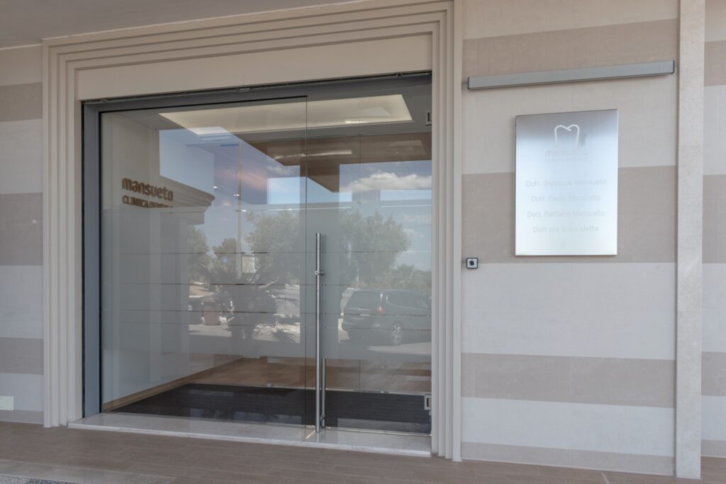 Clinica dentale Mansueto - ingresso esterno clinica